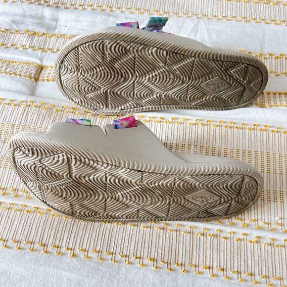 Women's Chaco Rainbow Print Sandals - Size 7 - Picture 5 of 5